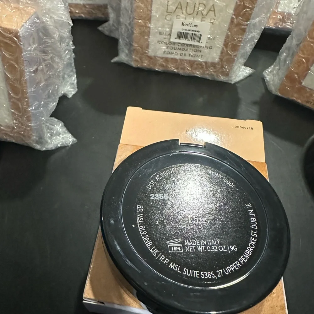 Laura Geller Baked Balance-N-Brighten Color correcting Foundation - Picture 5 of 14